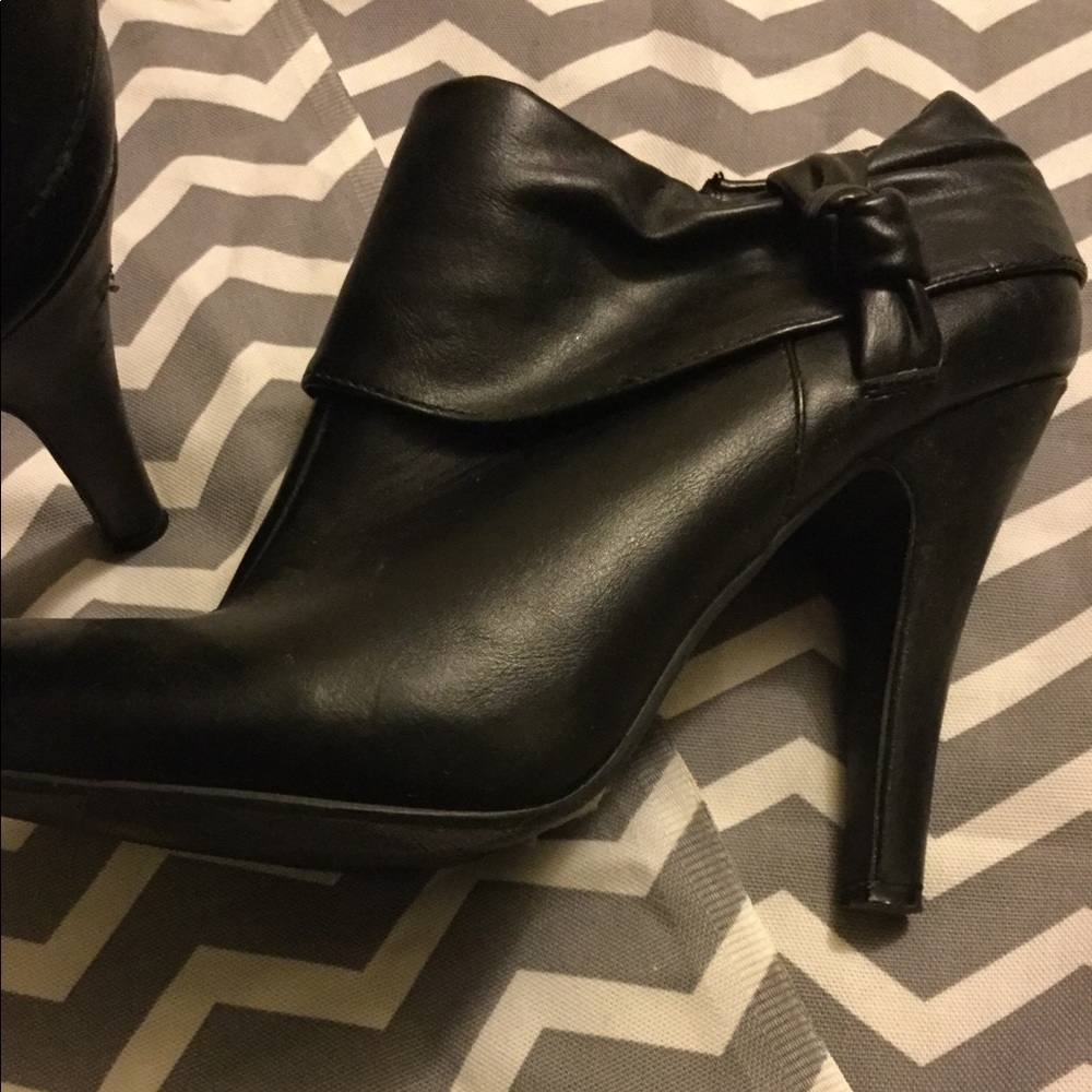 Black booties. Man - made material.♥️